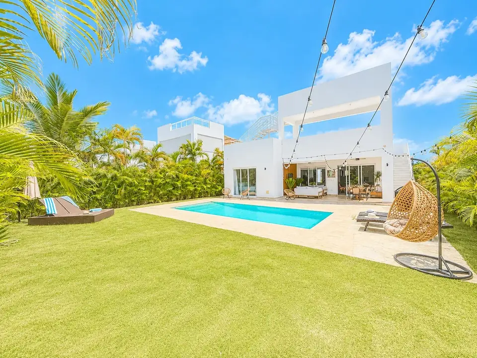 La villa, sa piscine et son jardin