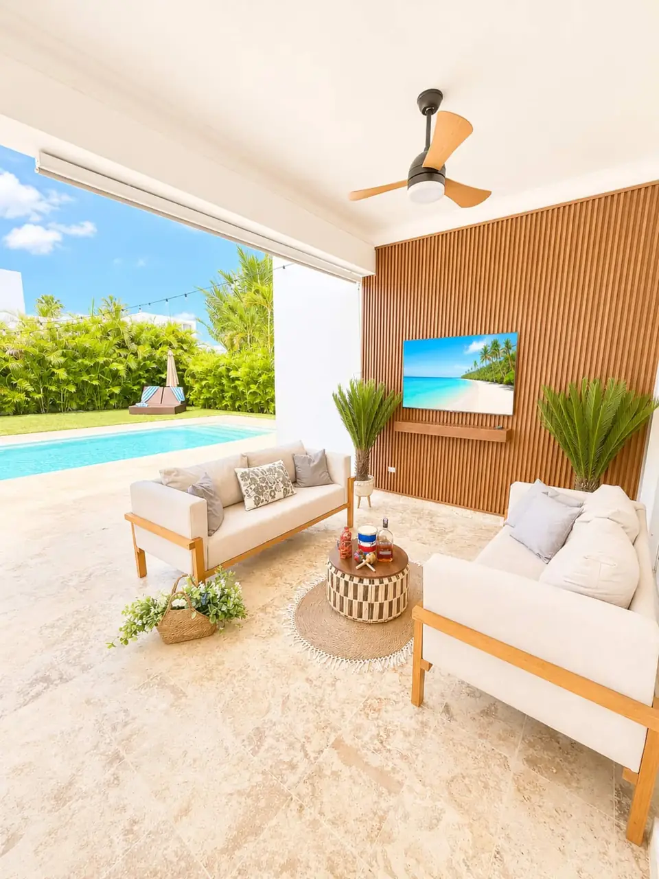 Le salon extérieur face à la piscine